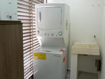 SE VENDE EN LONG ISLAND HUAYACAN DEPTO. 3 REC 2 BAÑOS ESTUDIO 2 ESTAC. FRENTE ALBERCA