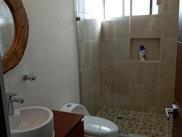 SE VENDE EN LONG ISLAND HUAYACAN DEPTO. 3 REC 2 BAÑOS ESTUDIO 2 ESTAC. FRENTE ALBERCA