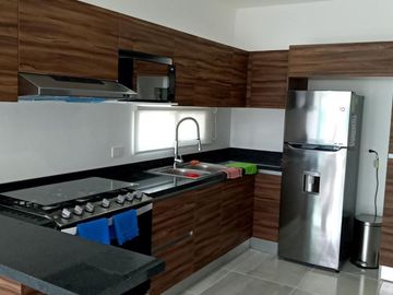 SE VENDE EN LONG ISLAND HUAYACAN DEPTO. 3 REC 2 BAÑOS ESTUDIO 2 ESTAC. FRENTE ALBERCA