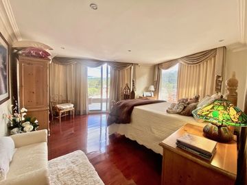 🏡 Penthouse de Lujo en Cuenca frente al Río Yanuncay sobre la Av. Primero de Mayo🏡