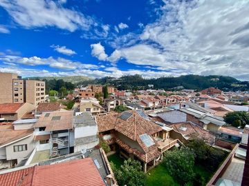 🏡 Penthouse de Lujo en Cuenca frente al Río Yanuncay sobre la Av. Primero de Mayo🏡