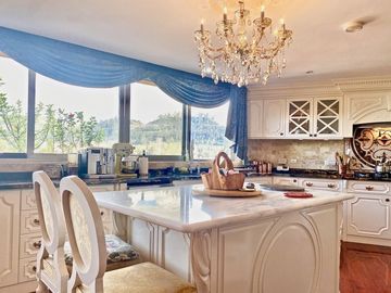🏡 Penthouse de Lujo en Cuenca frente al Río Yanuncay sobre la Av. Primero de Mayo🏡
