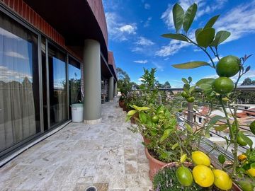 🏡 Penthouse de Lujo en Cuenca frente al Río Yanuncay sobre la Av. Primero de Mayo🏡