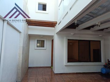 CASA EN VENTA A UN COSTADO DE WALMART DE CARR 57