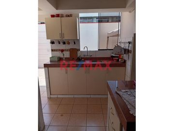 🏡 ¡Venta De Departamento En 1Er Piso Con Terraza, Patio Y Cochera En Surco! 🌿🚗✨