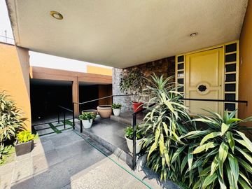Casa en Venta en Toluca Centro, ideal para remodelar con uso de suelo comercial.