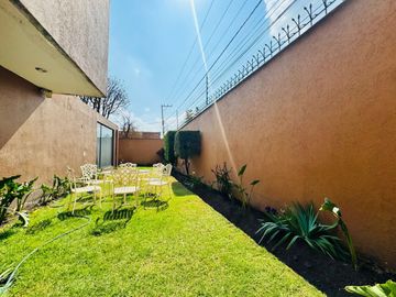 Casa en Venta en Toluca Centro, ideal para remodelar con uso de suelo comercial.
