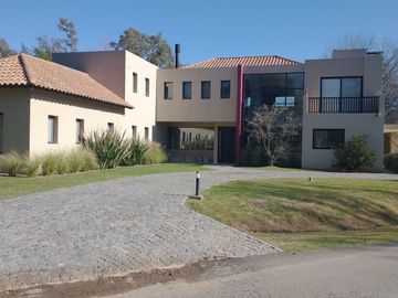 Magnifica Casa en Dos Plantas Sobre Terreno de 1441 m - Praderas de Lujan