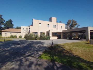 Magnifica Casa en Dos Plantas Sobre Terreno de 1441 m - Praderas de Lujan