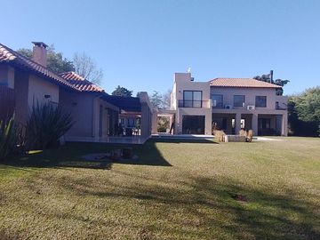 Magnifica Casa en Dos Plantas Sobre Terreno de 1441 m - Praderas de Lujan