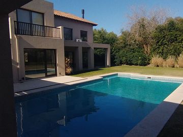 Magnifica Casa en Dos Plantas Sobre Terreno de 1441 m - Praderas de Lujan
