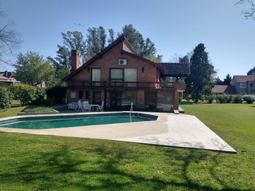 Excelente Casa 2 Plantas en Las Praderas de Lujan