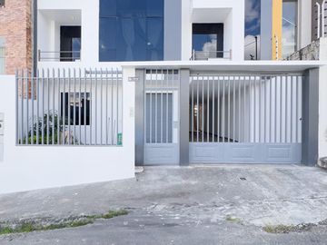 En venta casa rentera con local comercial y cuatro departamentos