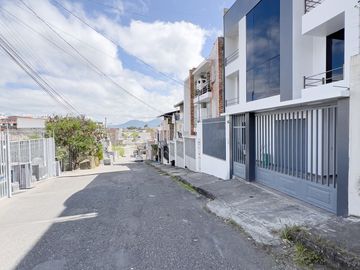 En venta casa rentera con local comercial y cuatro departamentos