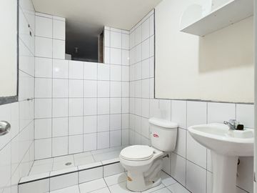 En venta casa rentera con local comercial y cuatro departamentos