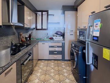 En venta casa rentera con local comercial y cuatro departamentos