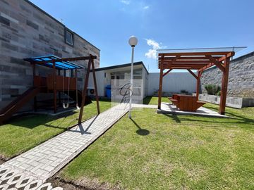 CASA EN VENTA LOS CHILLOS, AV. ILALO 3 DORMITORIOS