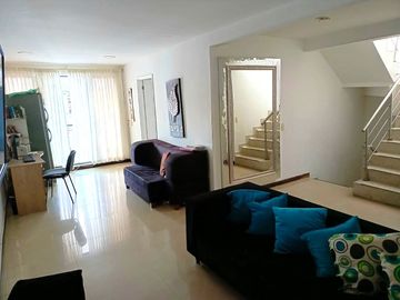 SE VENDE HERMOSA CASA 3 NIVELES, UNIDAD CIUDADELA DEL RIO, BARRIO MELENDEZ