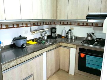SE VENDE HERMOSA CASA 3 NIVELES, UNIDAD CIUDADELA DEL RIO, BARRIO MELENDEZ