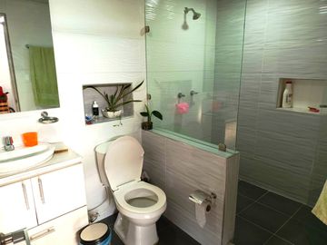 SE VENDE HERMOSA CASA 3 NIVELES, UNIDAD CIUDADELA DEL RIO, BARRIO MELENDEZ