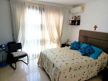 SE VENDE HERMOSA CASA 3 NIVELES, UNIDAD CIUDADELA DEL RIO, BARRIO MELENDEZ