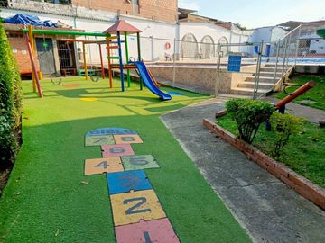 SE VENDE HERMOSA CASA 3 NIVELES, UNIDAD CIUDADELA DEL RIO, BARRIO MELENDEZ