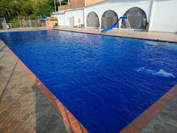 SE VENDE HERMOSA CASA 3 NIVELES, UNIDAD CIUDADELA DEL RIO, BARRIO MELENDEZ