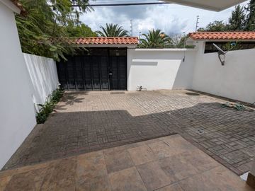 CASA DE VENTA 4 DORMITORIOS TUMBACO SECTOR SANTA ROSA
