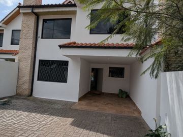 CASA DE VENTA 4 DORMITORIOS TUMBACO SECTOR SANTA ROSA