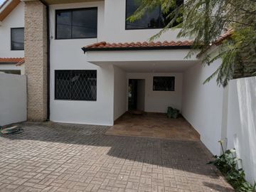 CASA DE VENTA 4 DORMITORIOS TUMBACO SECTOR SANTA ROSA
