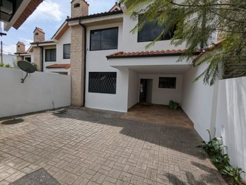 CASA DE VENTA 4 DORMITORIOS TUMBACO SECTOR SANTA ROSA