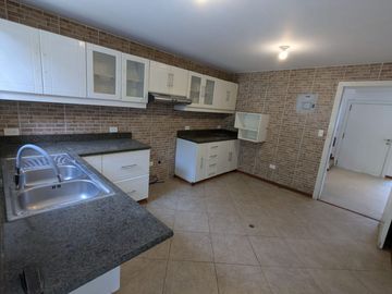 CASA DE VENTA 4 DORMITORIOS TUMBACO SECTOR SANTA ROSA