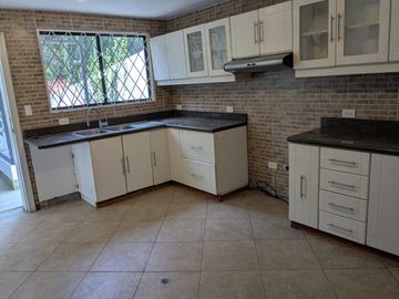 CASA DE VENTA 4 DORMITORIOS TUMBACO SECTOR SANTA ROSA