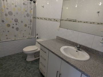 CASA DE VENTA 4 DORMITORIOS TUMBACO SECTOR SANTA ROSA