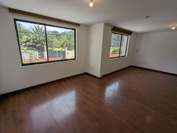 CASA DE VENTA 4 DORMITORIOS TUMBACO SECTOR SANTA ROSA