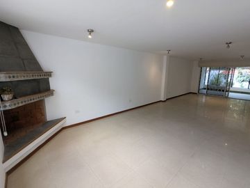 CASA DE VENTA 4 DORMITORIOS TUMBACO SECTOR SANTA ROSA