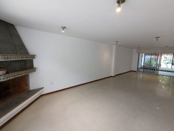 CASA DE VENTA 4 DORMITORIOS TUMBACO SECTOR SANTA ROSA