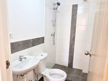 SE ALQUILA DEPARTAMENTO DE ESTRENO EN COMAS