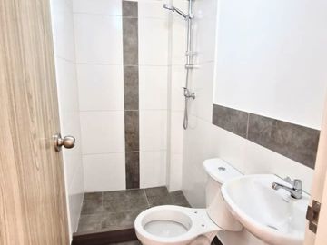 SE ALQUILA DEPARTAMENTO DE ESTRENO EN COMAS
