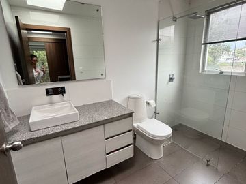 Departamento de venta Cumbaya.  3 dormitorios, terrazas, estar, vista. PISCINA