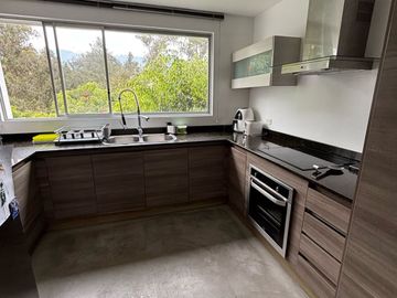 Departamento de venta Cumbaya.  3 dormitorios, terrazas, estar, vista. PISCINA