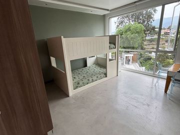 Departamento de venta Cumbaya.  3 dormitorios, terrazas, estar, vista. PISCINA
