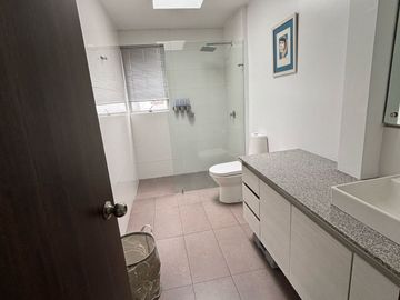 Departamento de venta Cumbaya.  3 dormitorios, terrazas, estar, vista. PISCINA