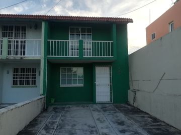 Casa de 3 recámaras (una en planta baja) en Col. Miguel Ángel de Quevedo. Cerca de Av. Cuauhtémoc