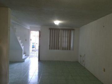 Casa de 3 recámaras (una en planta baja) en Col. Miguel Ángel de Quevedo. Cerca de Av. Cuauhtémoc