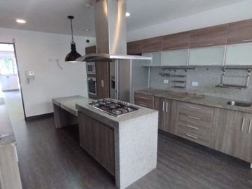VENDO AMPLIO DPTO.  CHACARILLA - SAN BORJA FRENTE A PQ. VENECIA- REMODELADO CON FINOS Y LUJOSOS ACÁBADOS - 1ER. PISO