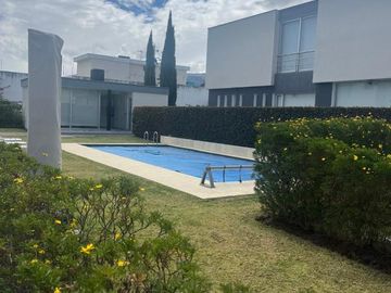 CASA EN VENTA 3 DORMITORIOS CONJUNTO PRIVADO EN TUMBACO