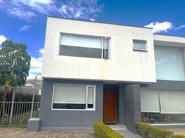 CASA EN VENTA 3 DORMITORIOS CONJUNTO PRIVADO EN TUMBACO