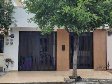 En Venta Casa de 2 Niveles, con remodelada en la Colonia Misión de Fundadores  , Apodaca, N.L
