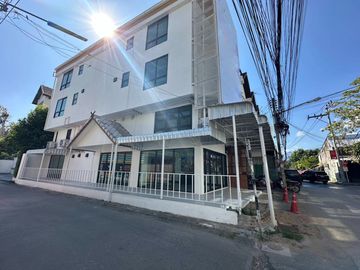 4-story building for sale in the Chiang Mai moat, Can open business, hotel, hostel